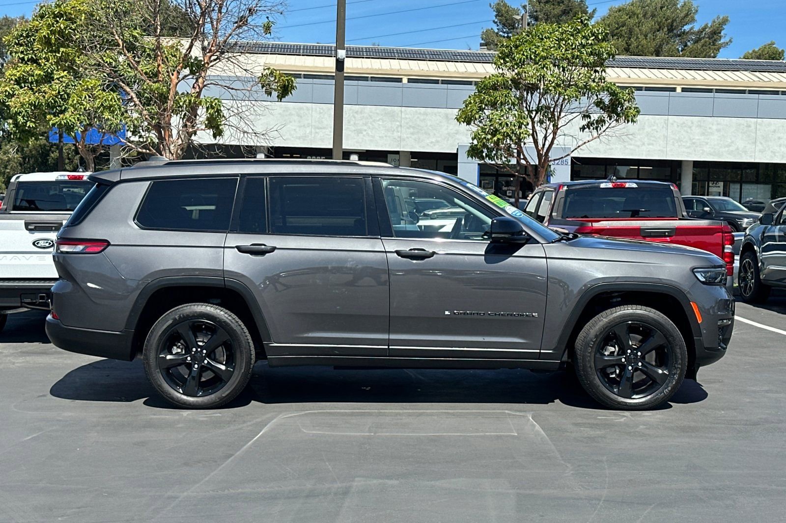 Used 2022 Jeep Grand Cherokee L Limited w/ Luxury Tech Group II AWD/4WD image 4
