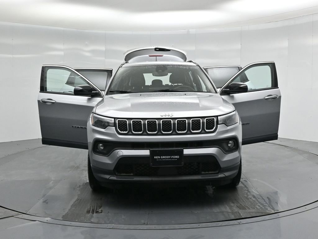 Used 2023 Jeep Compass Latitude image 48