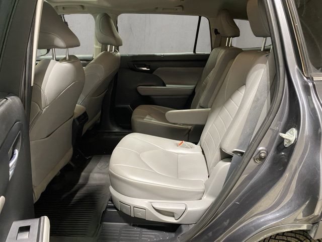 Used 2021 Toyota Highlander XLE AWD/4WD image 22
