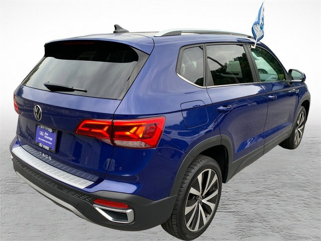 Used 2022 Volkswagen Taos SE FWD image 2