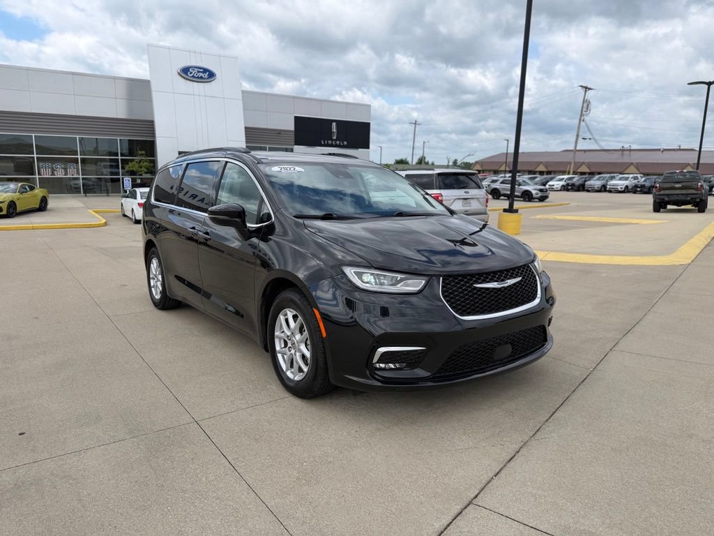 Used 2022 Chrysler Pacifica Touring-L FWD image 3