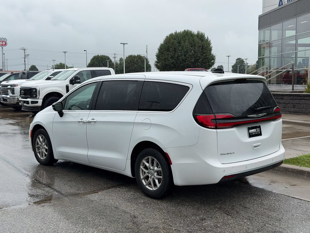 Used 2024 Chrysler Pacifica Touring-L FWD image 4