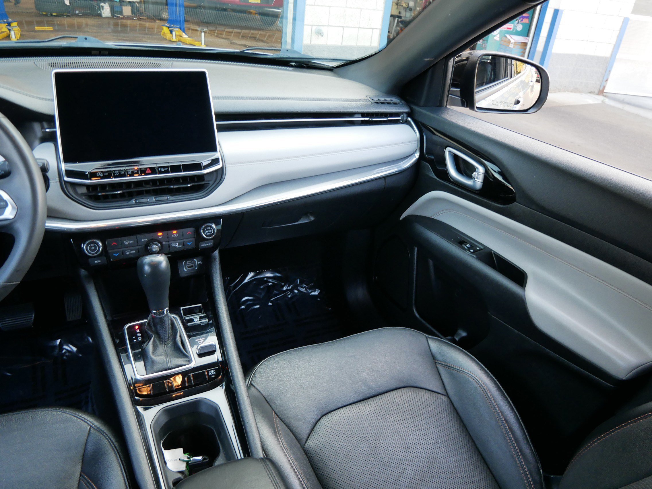 Used 2023 Jeep Compass Limited image 11