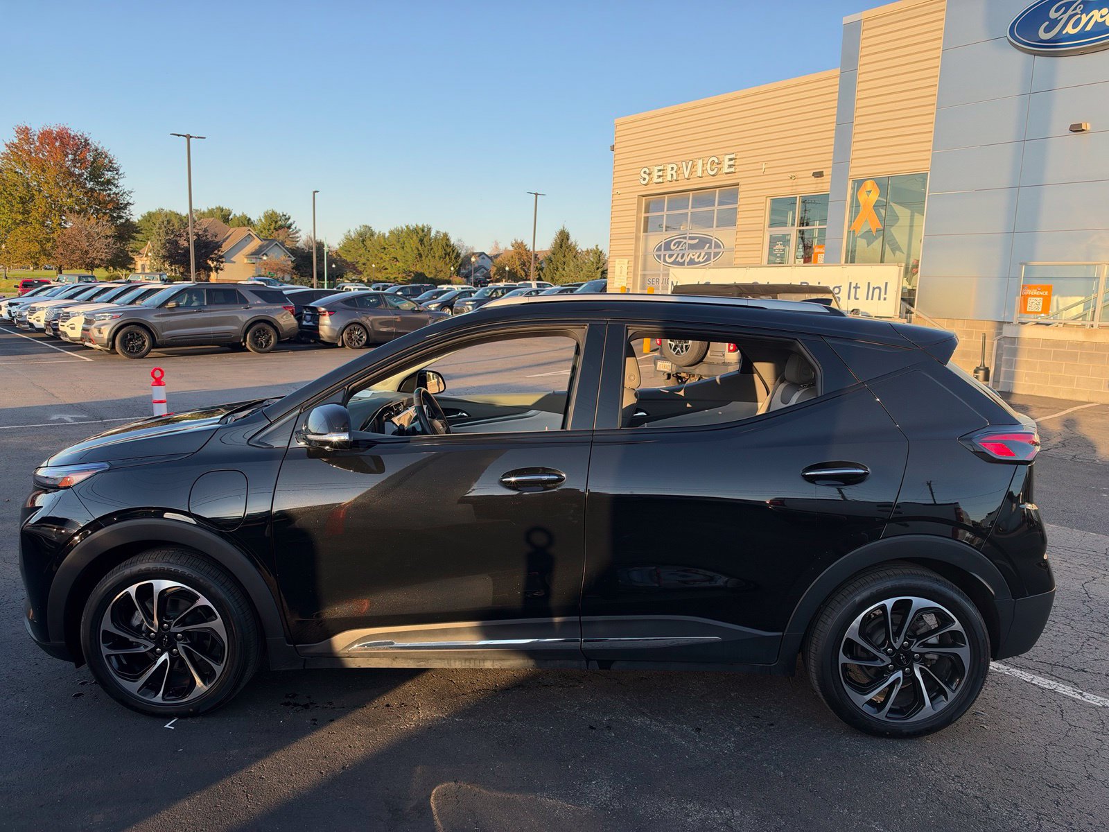 Used 2023 Chevrolet Bolt EUV Premier w/ Sun & Sound Package FWD image 2