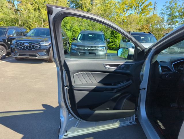 Certified 2019 Ford Edge ST w/ Equipment Group 401A AWD/4WD image 31