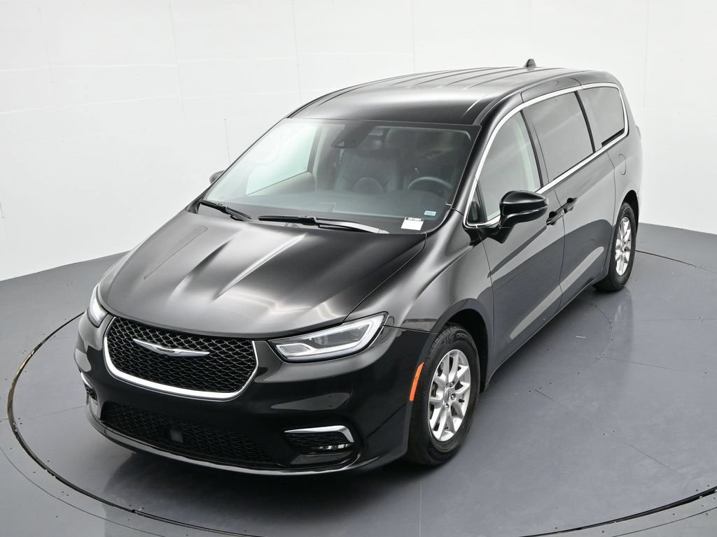 Used 2024 Chrysler Pacifica Touring-L FWD image 19