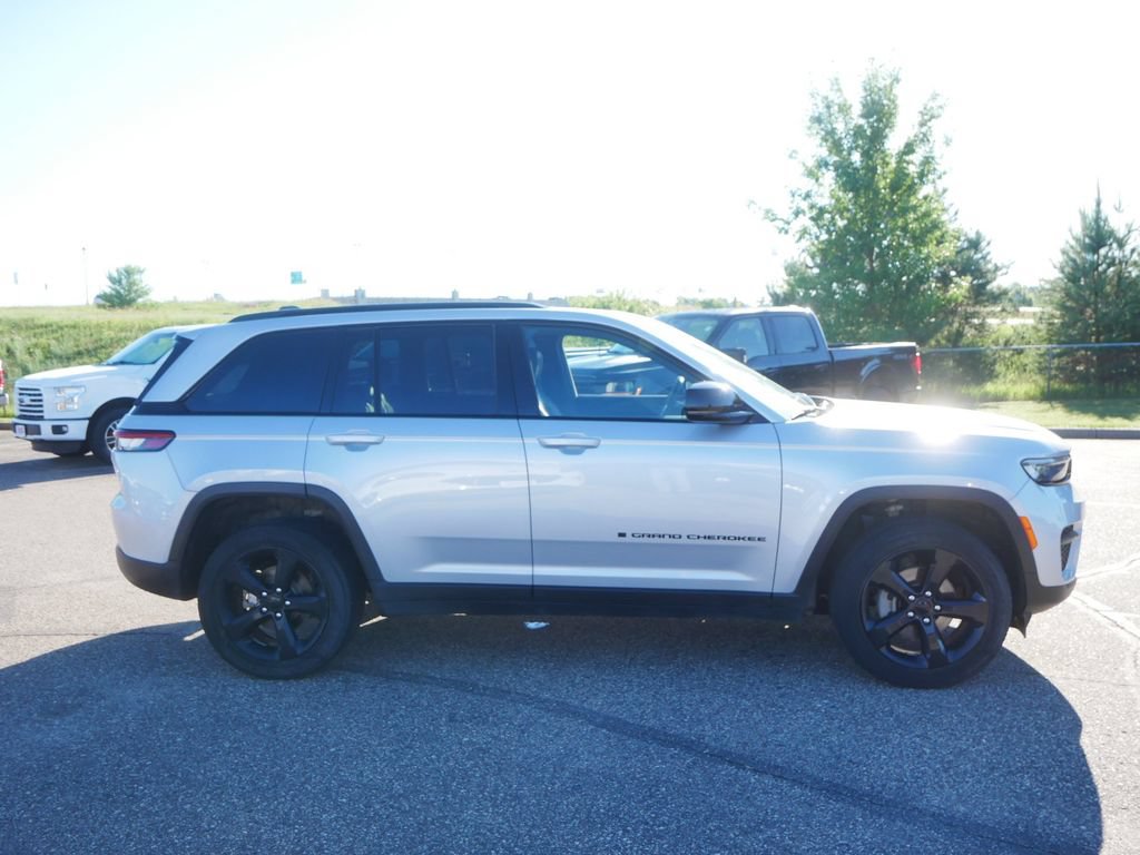 Used 2024 Jeep Grand Cherokee Altitude AWD/4WD image 5