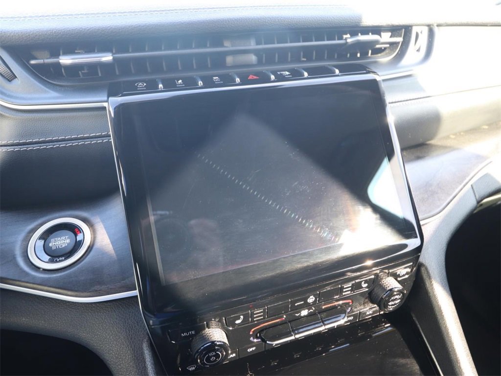 Used 2023 Jeep Grand Cherokee Limited w/ Black Appearance Package image 18