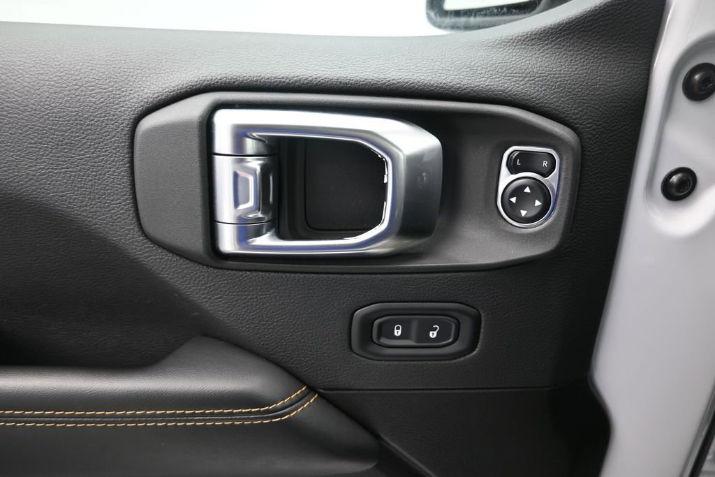 Used 2025 Jeep Wrangler Sahara AWD/4WD image 16