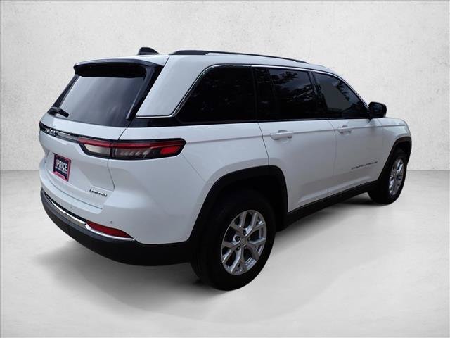 Used 2023 Jeep Grand Cherokee Limited w/ Trailer Tow Prep Group (B) AWD/4WD image 4