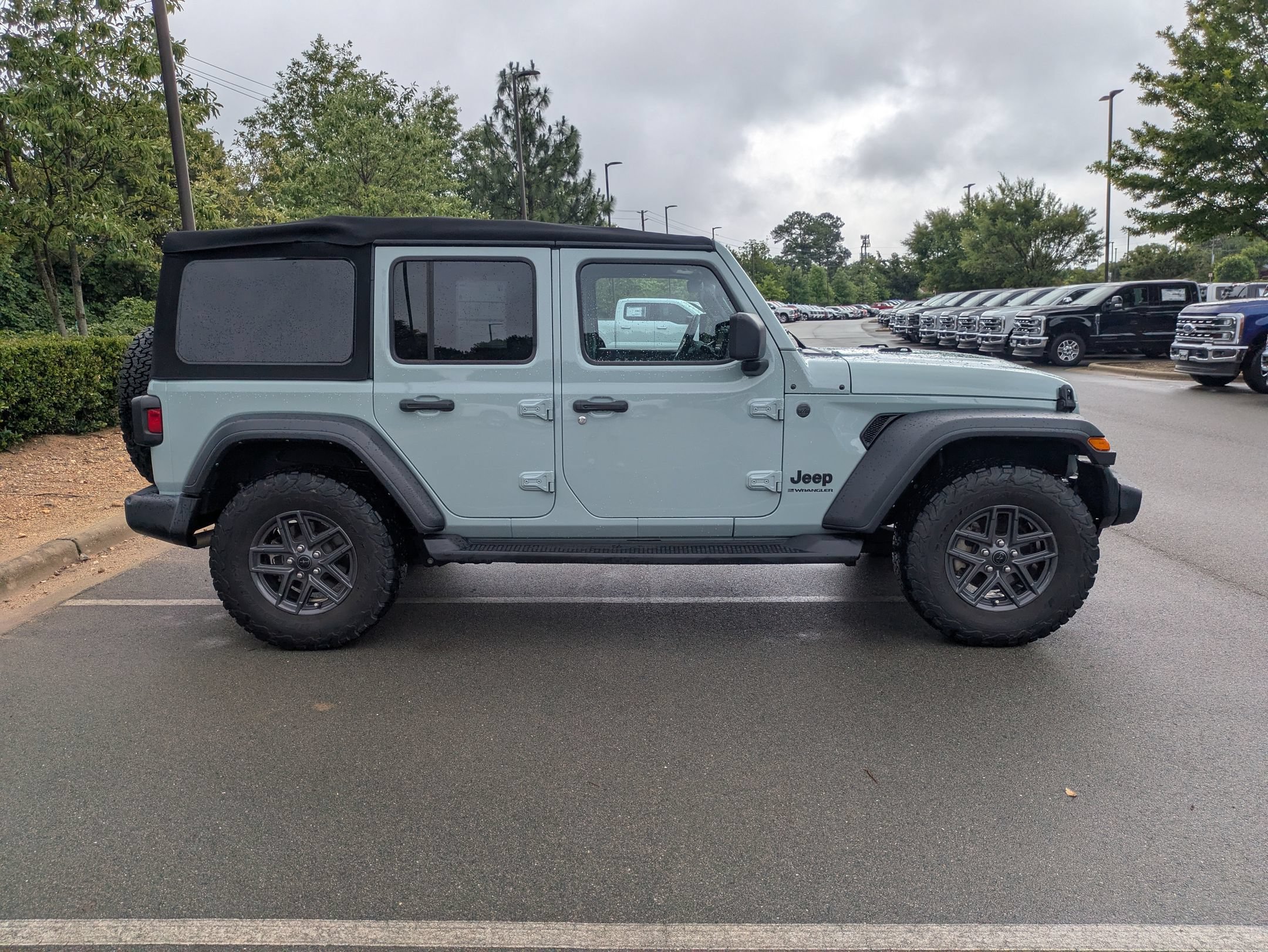 Used 2024 Jeep Wrangler Unlimited Sport AWD/4WD image 3