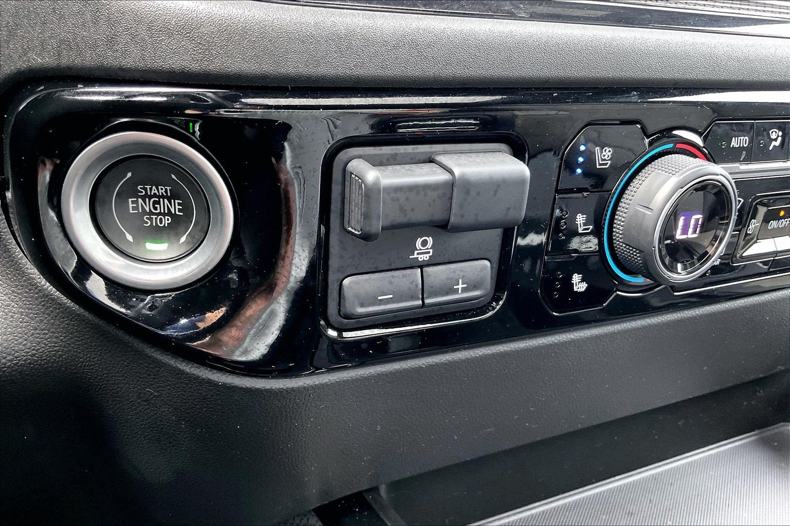 Used 2022 Chevrolet Silverado 1500 ZR2 w/ Technology Package AWD/4WD image 35