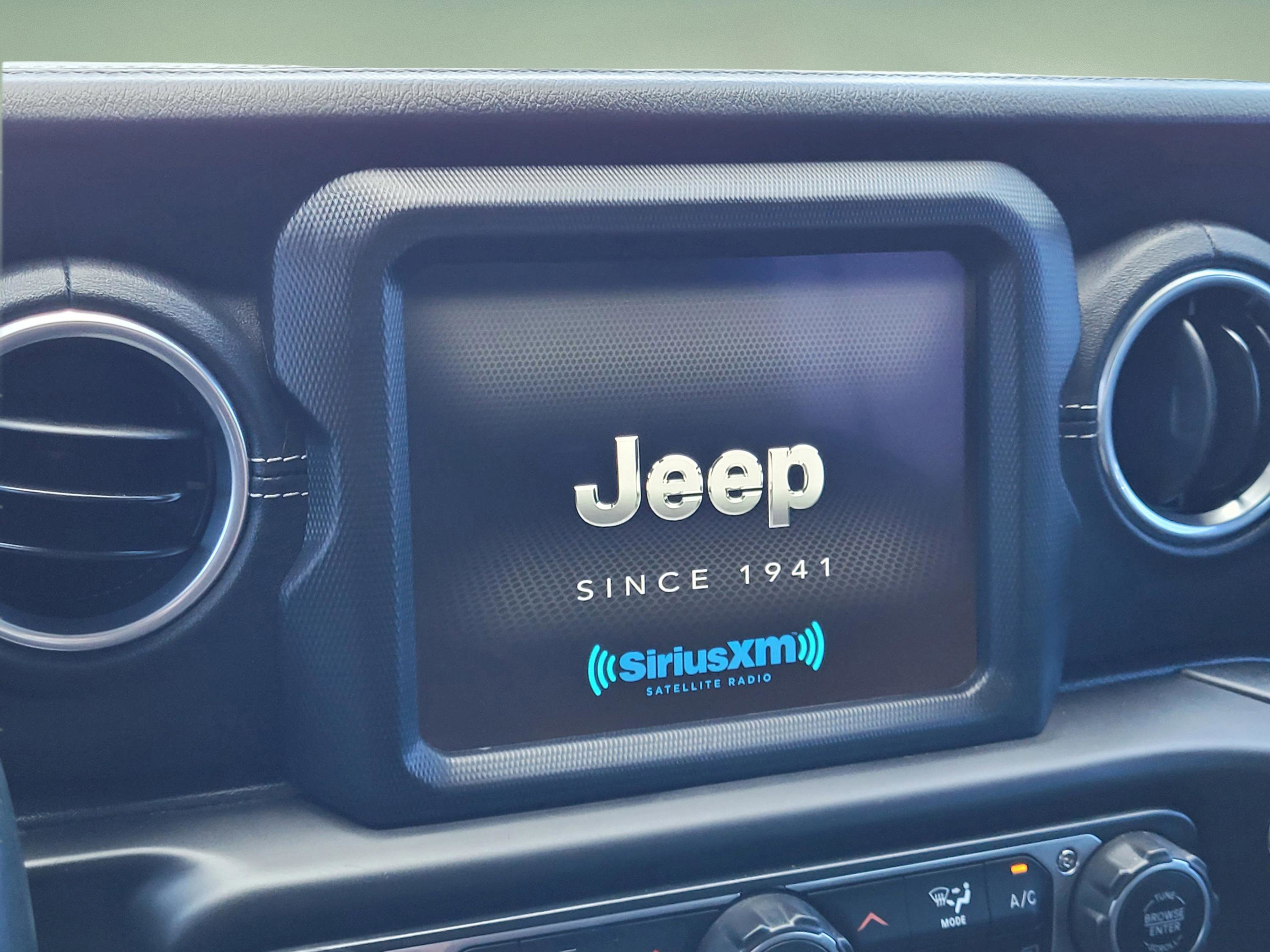 Used 2018 Jeep Wrangler Unlimited Sahara w/ Uconnect 4C Nav & Sound Group AWD/4WD image 18