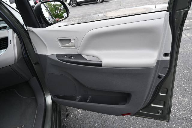 Used 2020 Toyota Sienna L FWD image 21