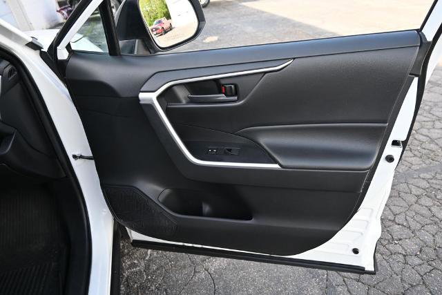 Used 2021 Toyota RAV4 LE AWD/4WD image 21