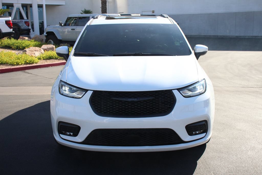 Used 2023 Chrysler Pacifica Touring-L w/ Uconnect Theater Family Group FWD image 13