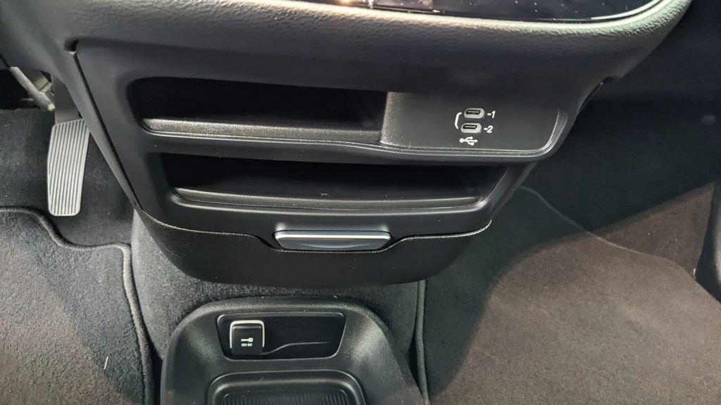 Used 2026 Chrysler Pacifica Select FWD image 28