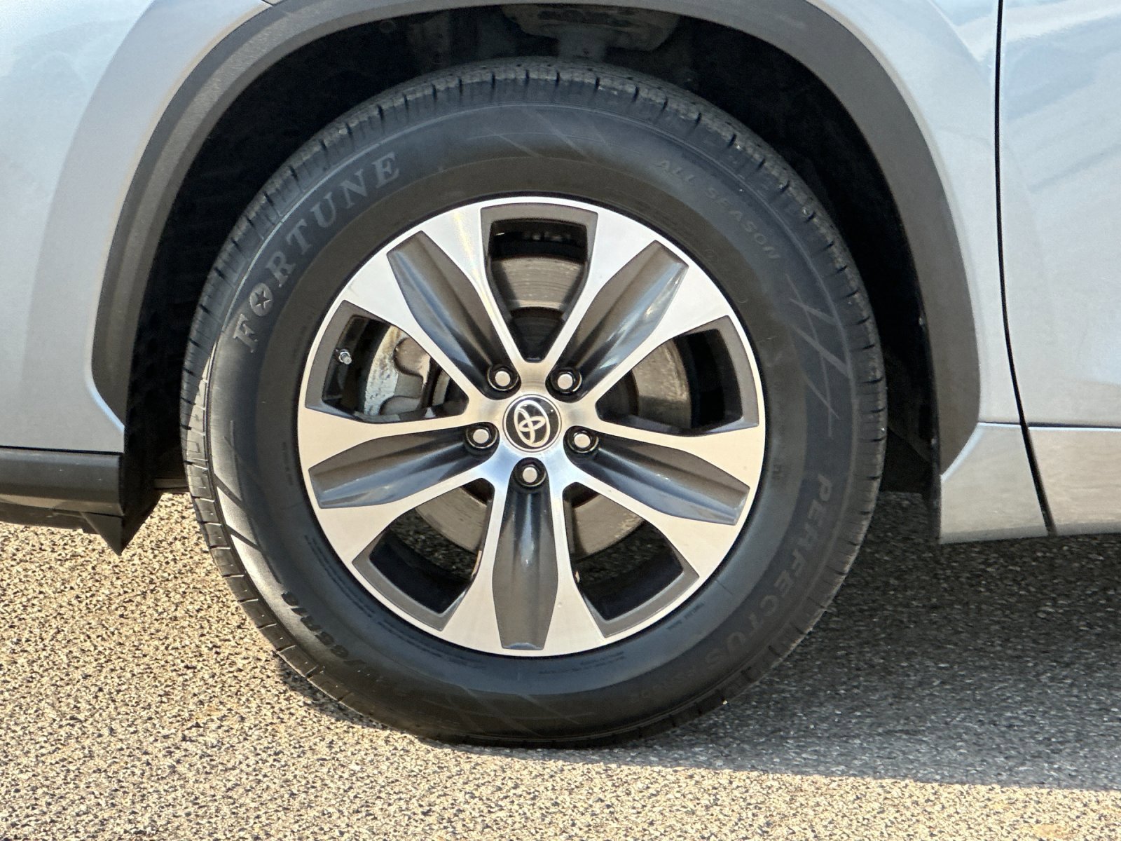 Used 2020 Toyota Highlander XLE image 27