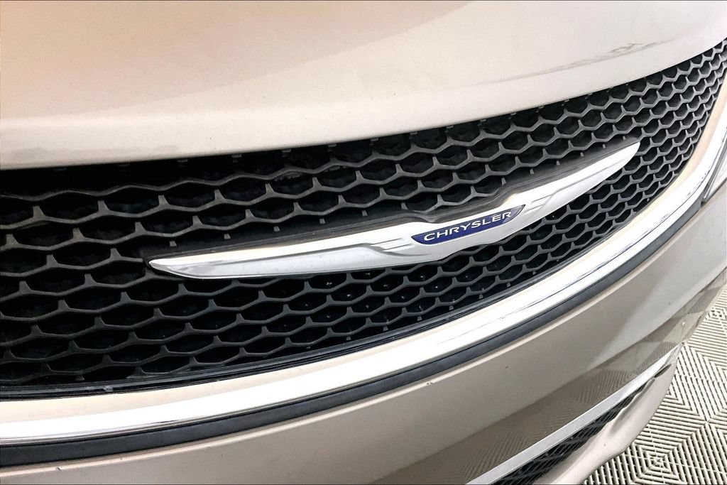 Used 2017 Chrysler Pacifica Touring Plus w/ Tire & Wheel Group FWD image 24