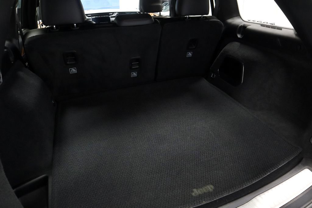 Used 2022 Jeep Grand Cherokee Summit AWD/4WD image 16