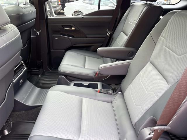 Used 2025 Lexus GX 550 w/ Accessory Package (2T) AWD/4WD image 18