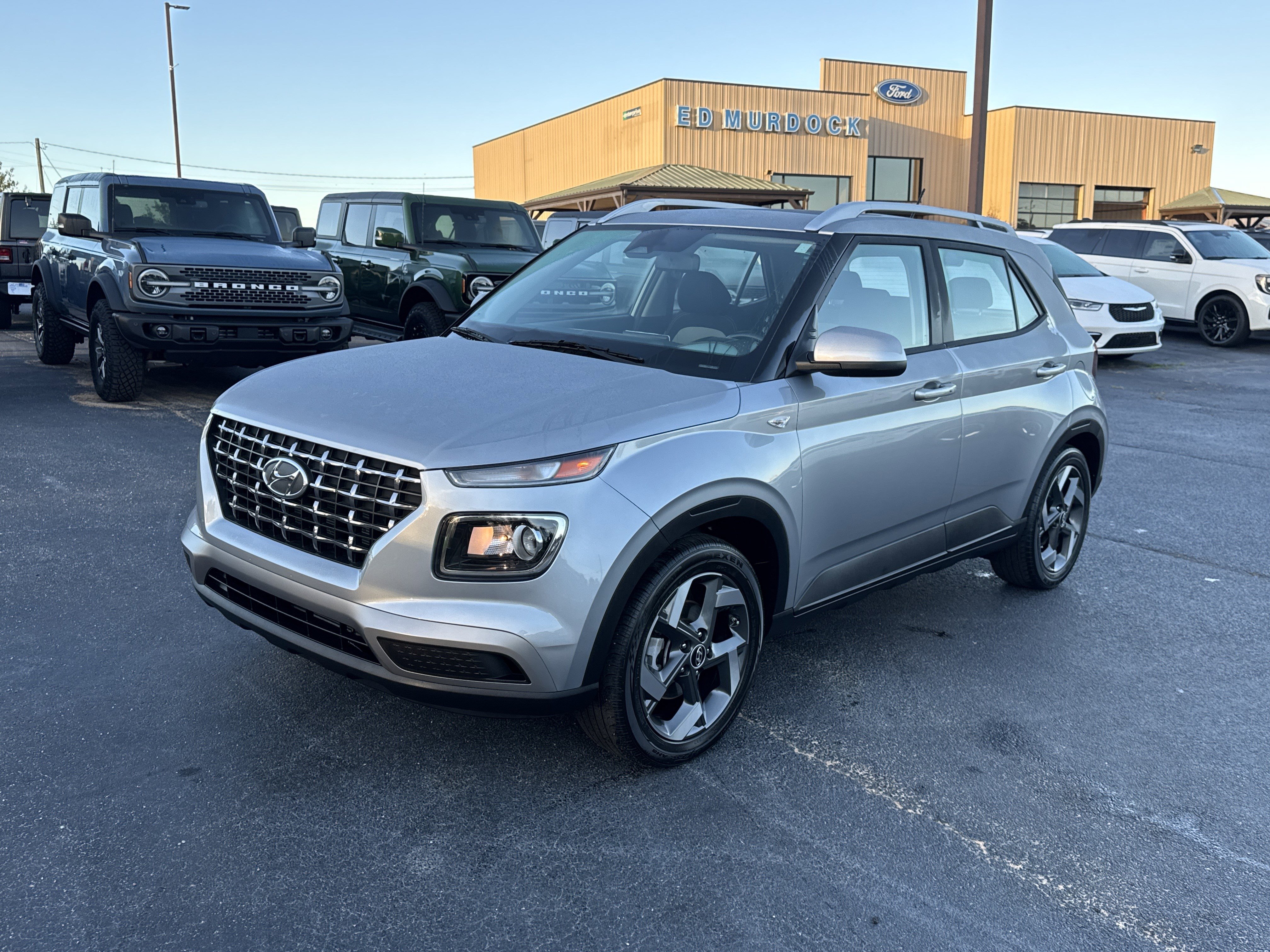 Used 2024 Hyundai Venue SEL video 2