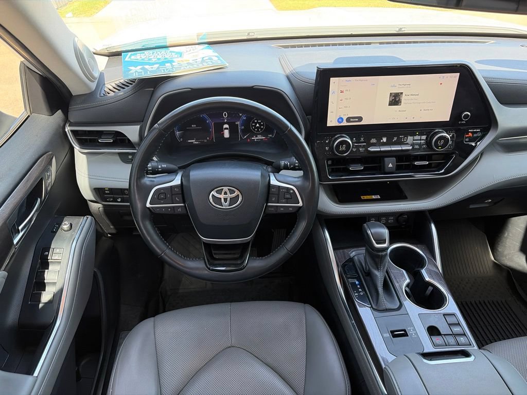 Used 2023 Toyota Highlander Limited FWD image 23