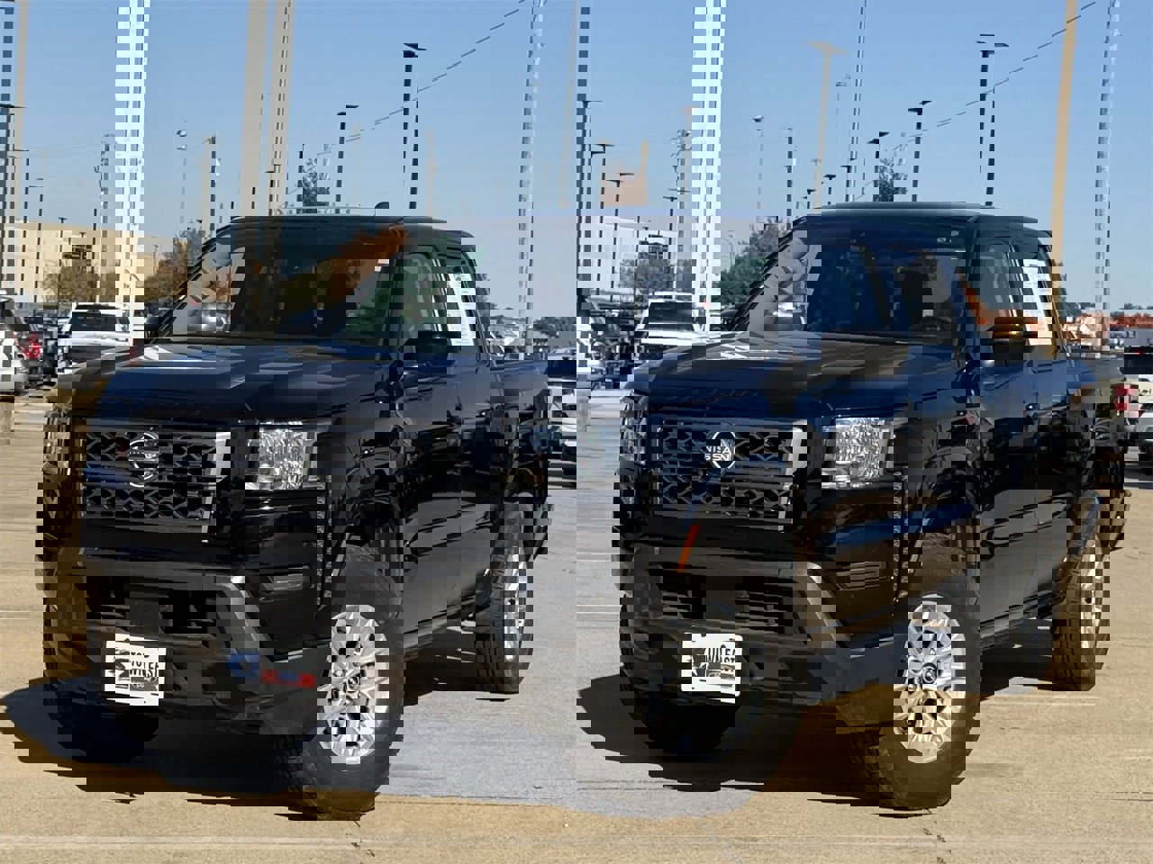 Used 2024 Nissan Frontier SV image 2