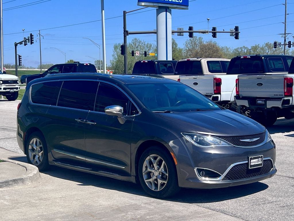 Used 2017 Chrysler Pacifica Limited w/ UConnect Theater Package FWD image 7
