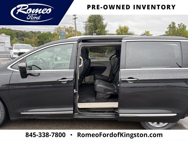 Used 2018 Chrysler Pacifica Touring-L FWD image 25