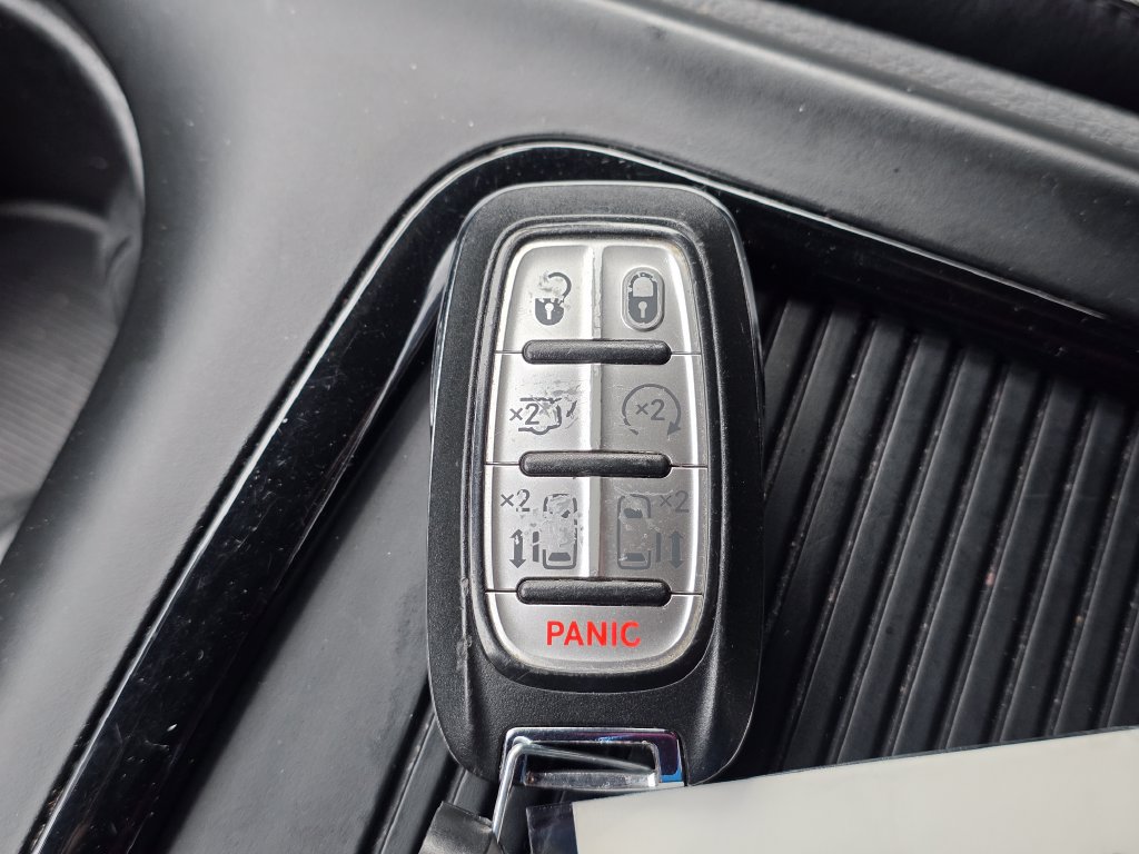 Used 2022 Chrysler Pacifica Touring-L w/ Uconnect Theater Family Group FWD image 21
