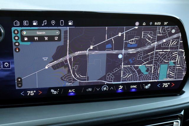 Used 2025 Chevrolet Traverse LT image 5