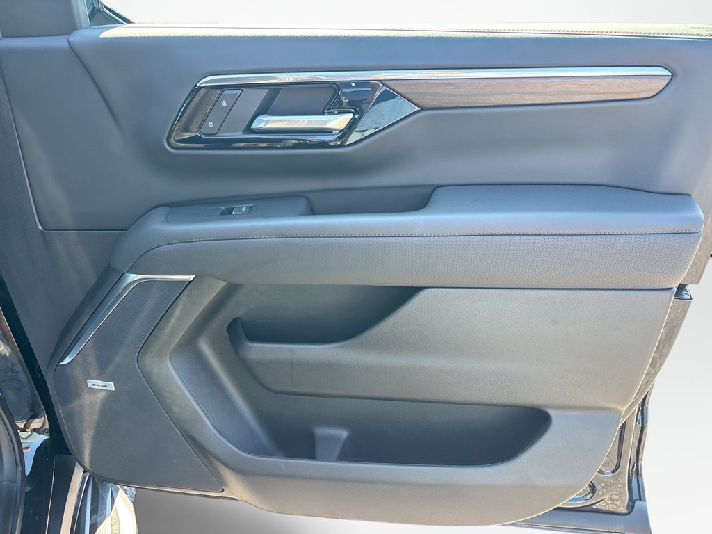 Used 2025 Chevrolet Tahoe High Country AWD/4WD image 16