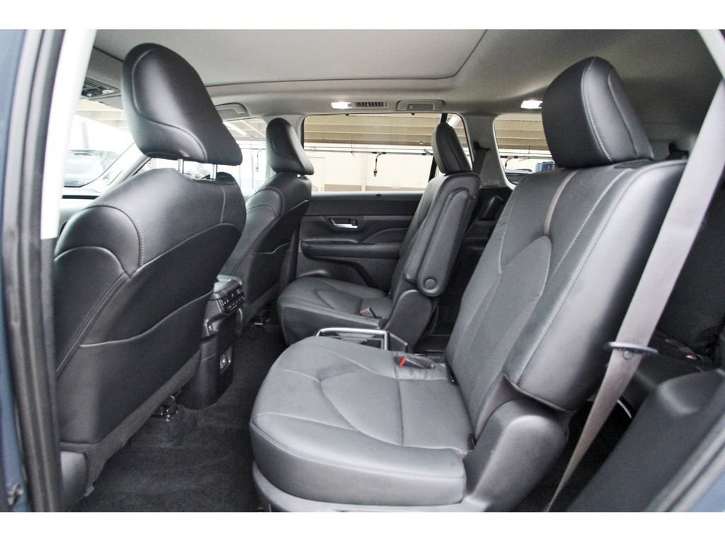 Used 2024 Toyota Grand Highlander AWD image 11