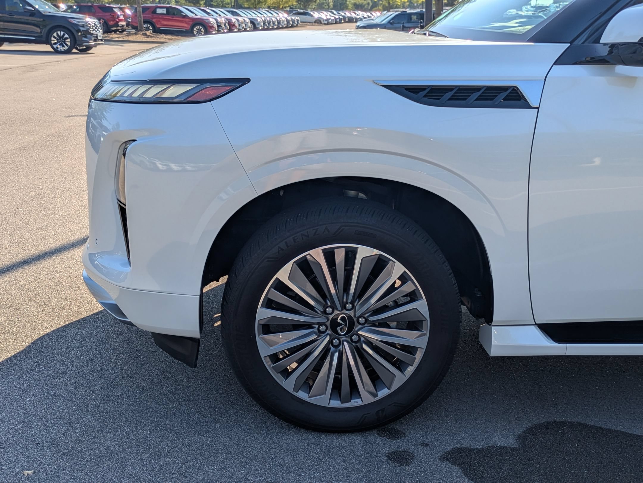 Used 2025 INFINITI QX80 Sensory AWD/4WD image 11
