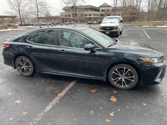 Used 2020 Toyota Camry SE image 3