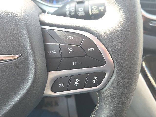 Used 2023 Chrysler Pacifica Touring-L image 44