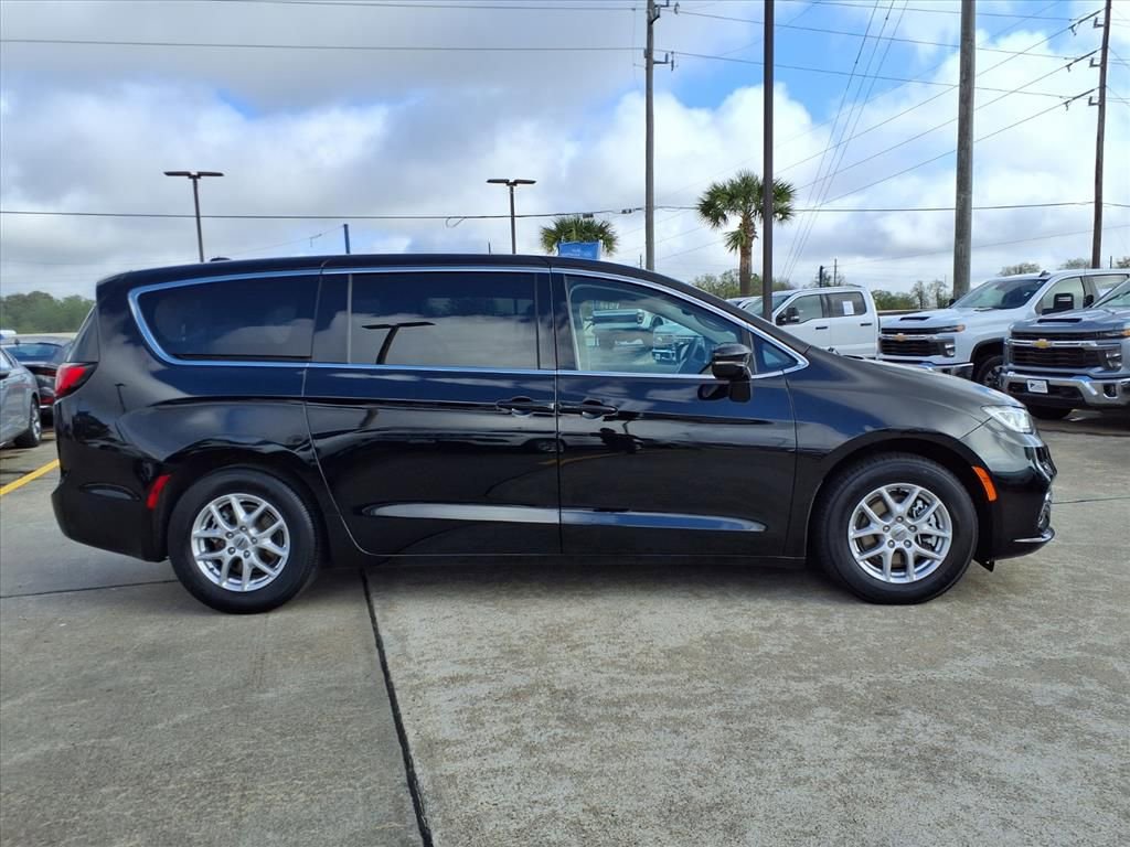 Used 2024 Chrysler Pacifica Touring-L image 8