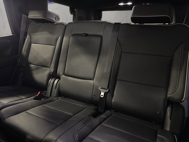 Used 2023 GMC Yukon SLT w/ SLT Luxury Package AWD/4WD image 6