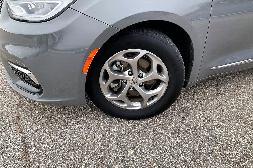 Used 2023 Chrysler Pacifica Limited image 4