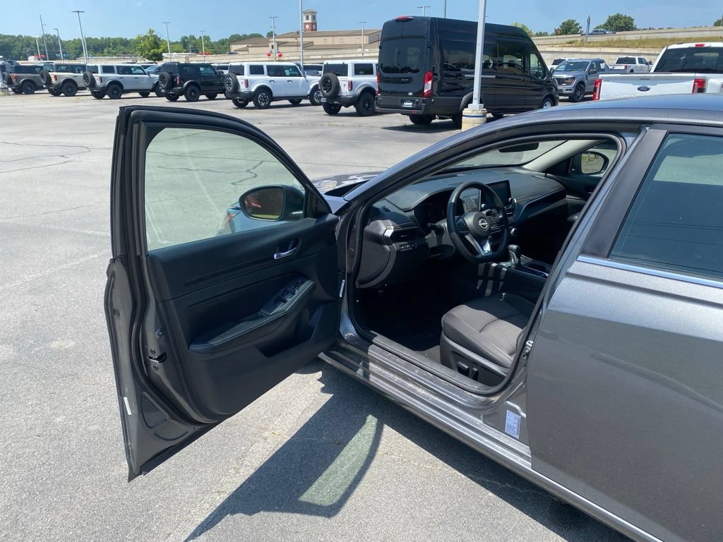 Used 2025 Nissan Altima 2.5 SV FWD image 9