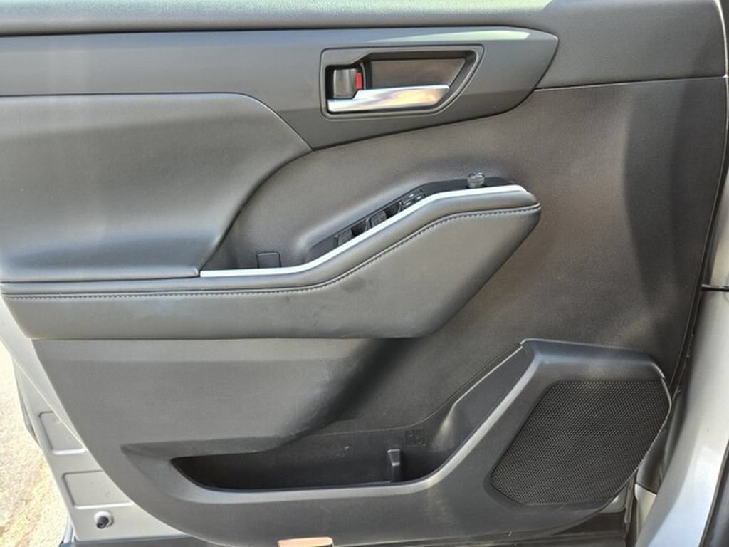 Used 2021 Toyota Highlander XLE FWD image 33