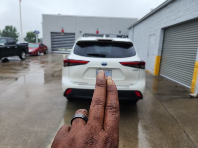Used 2021 Toyota Highlander XLE AWD/4WD image 16