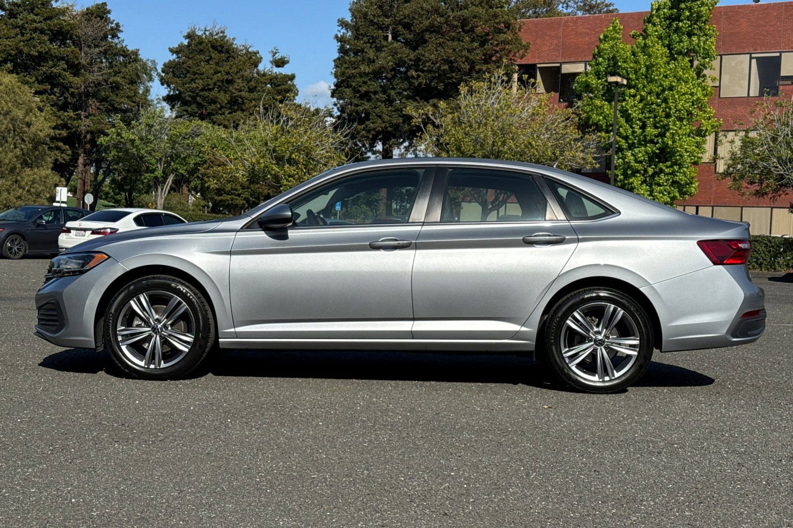 Used 2023 Volkswagen Jetta SE FWD image 7