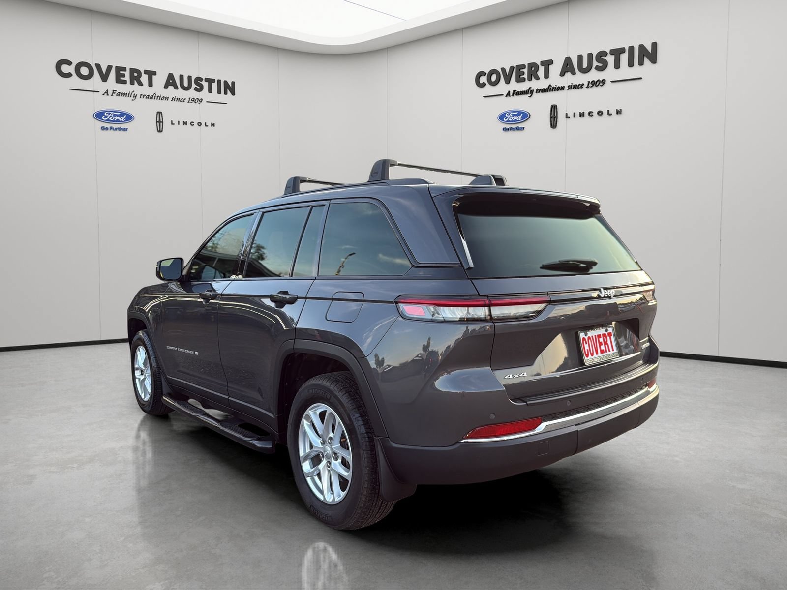 Used 2025 Jeep Grand Cherokee Laredo X w/ Luxury Tech Group I AWD/4WD image 3