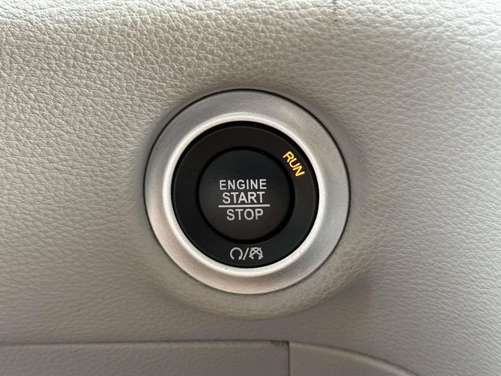 Used 2023 Chrysler Pacifica Limited FWD image 22