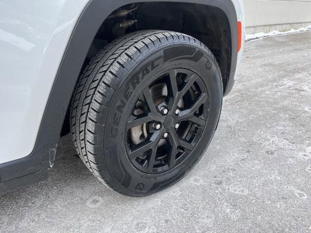 Used 2024 Jeep Grand Cherokee Altitude image 10