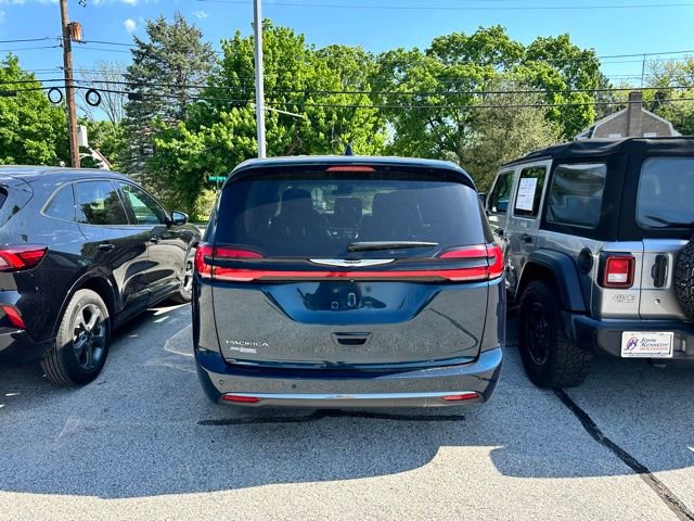 Used 2023 Chrysler Pacifica Touring-L FWD image 7