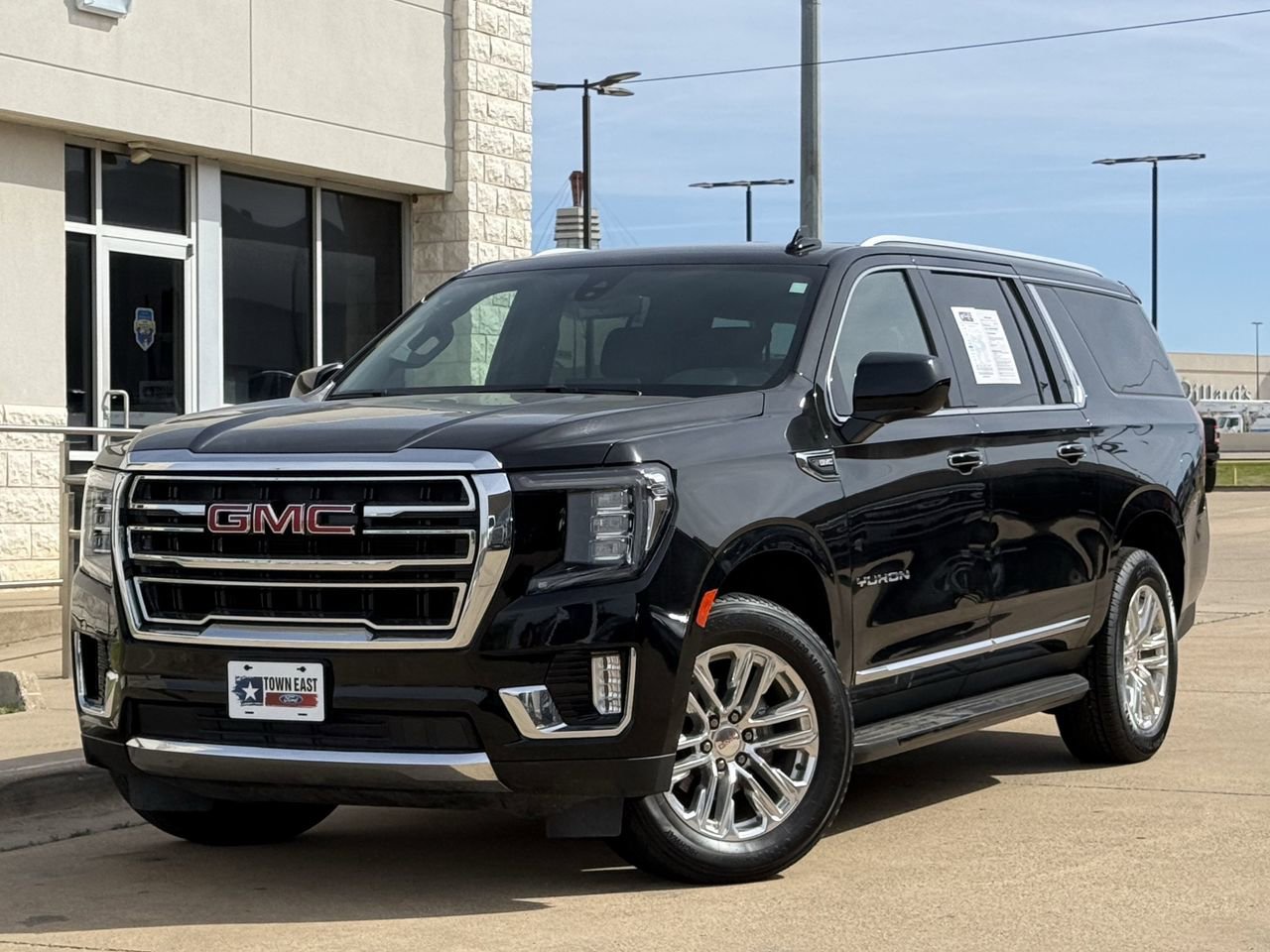 Used 2022 GMC Yukon XL SLT image 2