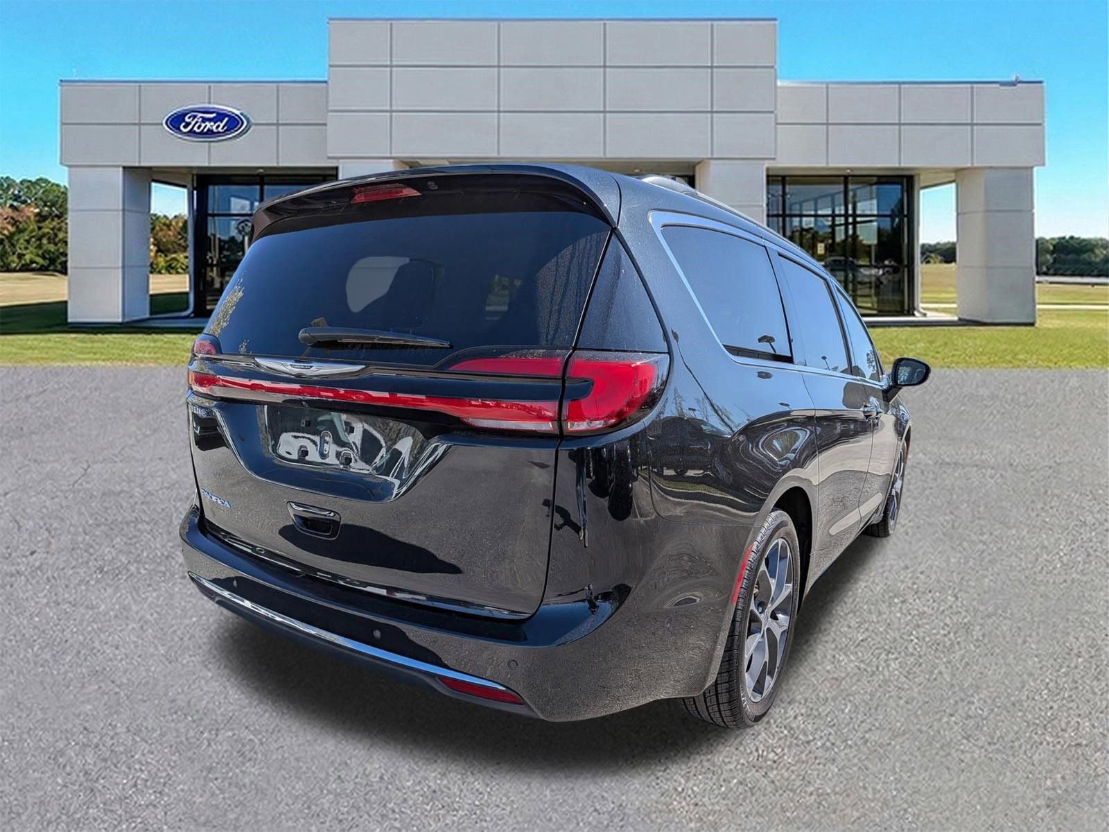 Used 2022 Chrysler Pacifica Touring-L w/ Uconnect Theater Family Group image 3